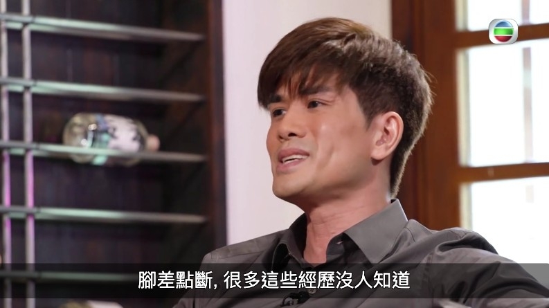 伍允龍表示:「拍《賭城風雲》一個被車撞鏡頭,我撞咗成25次;又試過從一樓跳落嚟,腳差啲斷,但呢啲經歷都無人知。」