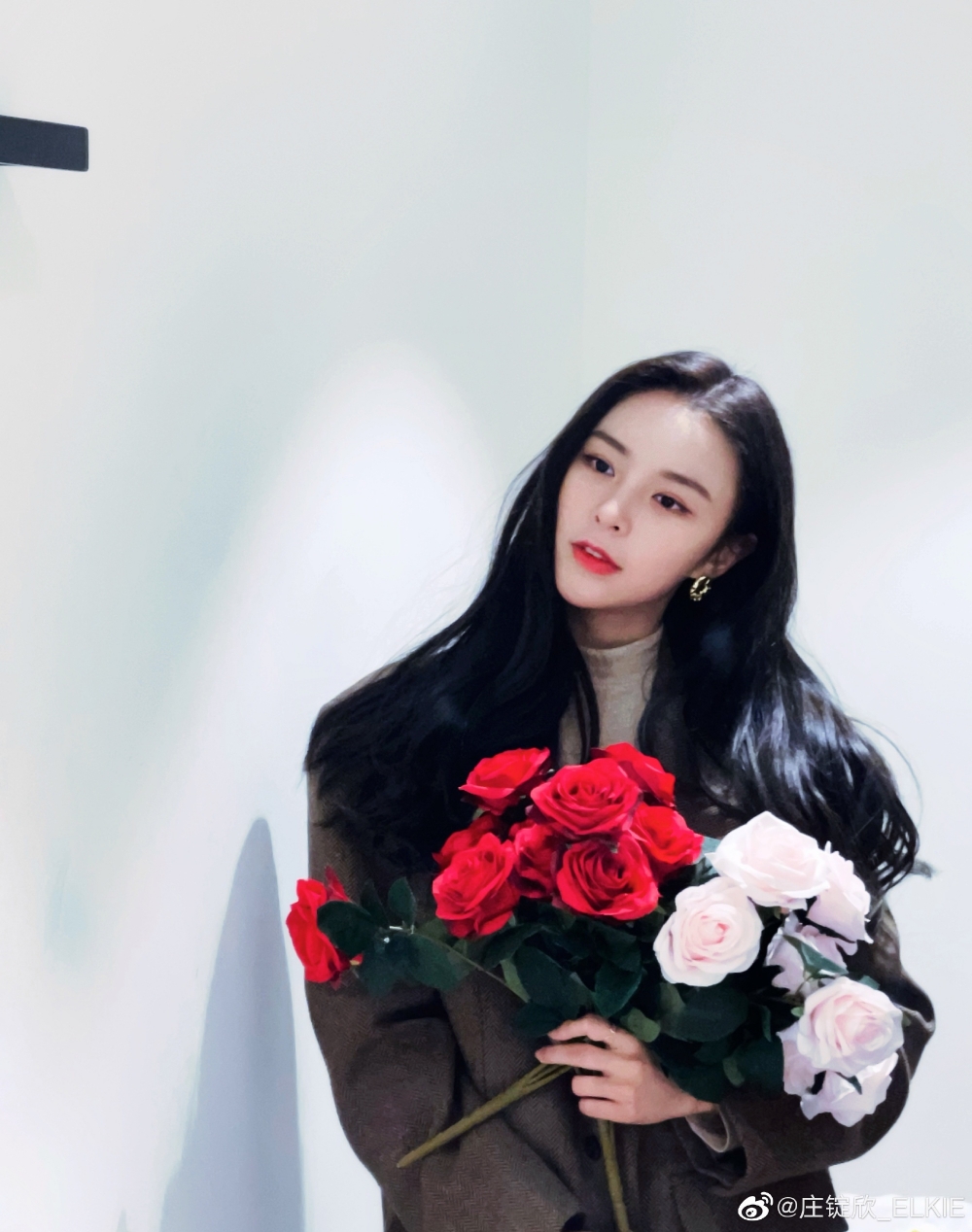久未有新作嘅莊錠欣手執鮮花，五官精緻嘅佢被指臉型與以往略有不同