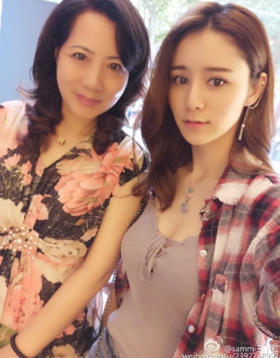 張馨月嘅媽媽曾於餐飲業有一番成就，最高峰時期身家達到過千億！