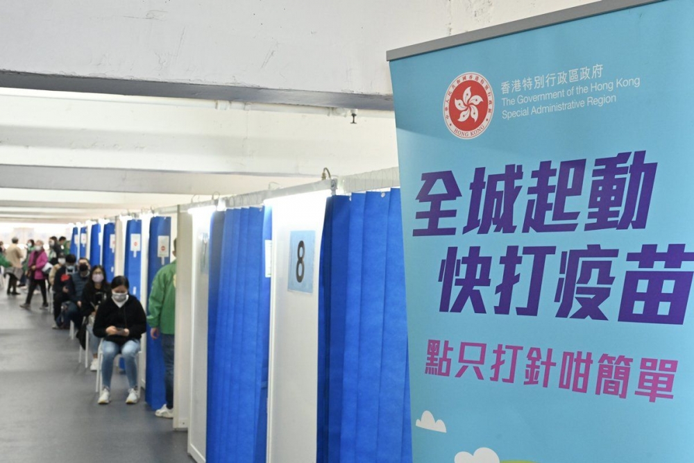 在「疫苗通行證」下，未打針就不能進入食肆、超市、商場等場所，不少康復者料未來得及打第三針疫苗，擔心出現「打針空窗期」，在6月30日實施「疫苗通行證」第三階段時，將無法進入相關表列處所，不過根據衞生防護中心轄下的聯合科學委員會聯同專家顧問團於2022年3月13日最新建議如下：