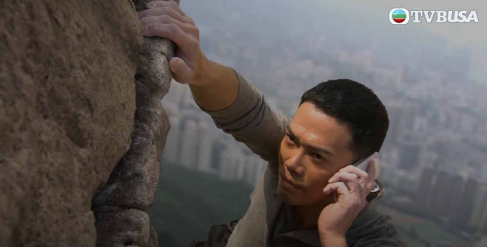 而謝天華居然選擇要單手接電話攀岩!