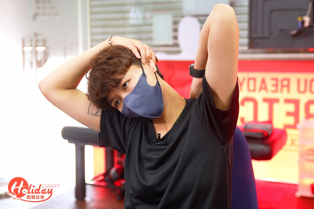 先將頭向側傾斜，用手扣著左邊的耳朵，施加壓力壓向右邊，如果想再進一步伸展，可以將另一隻手舉高，放在肩膊上方再向下拉，左右交替為一組，每組動作維持5秒，每邊做3次。