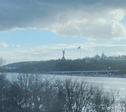 大使館人員重申現時未有足夠條件安排撤僑，呼籲佢自行去邊境，或者留喺烏克蘭首都基輔等待