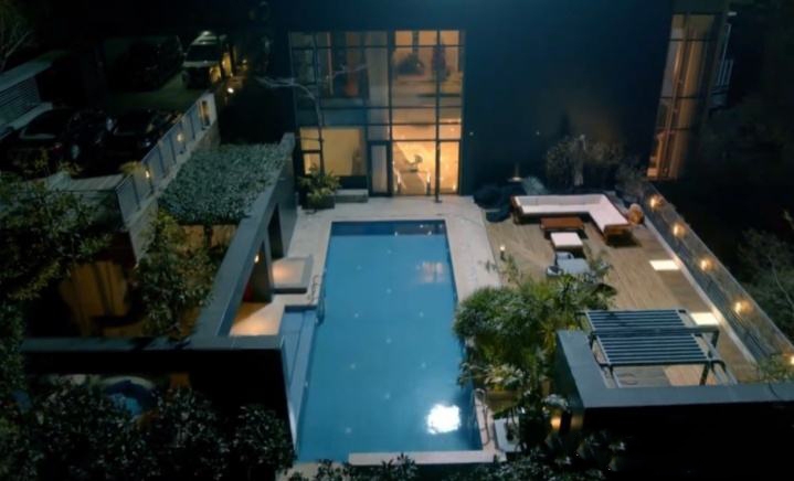 配備超大型私人泳池