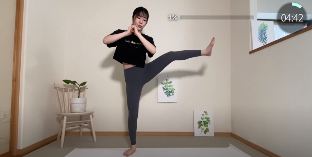 完成後換另一個方向做同樣動作。