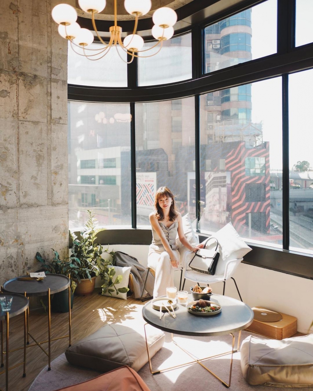 餐廳特別地方在於2樓有一區弧形角落，四周放滿盆栽和有坐地的舒適椅墊。配以水泥的工業牆，木製傢俬及玫瑰金色吊燈，顯得非常時尚。