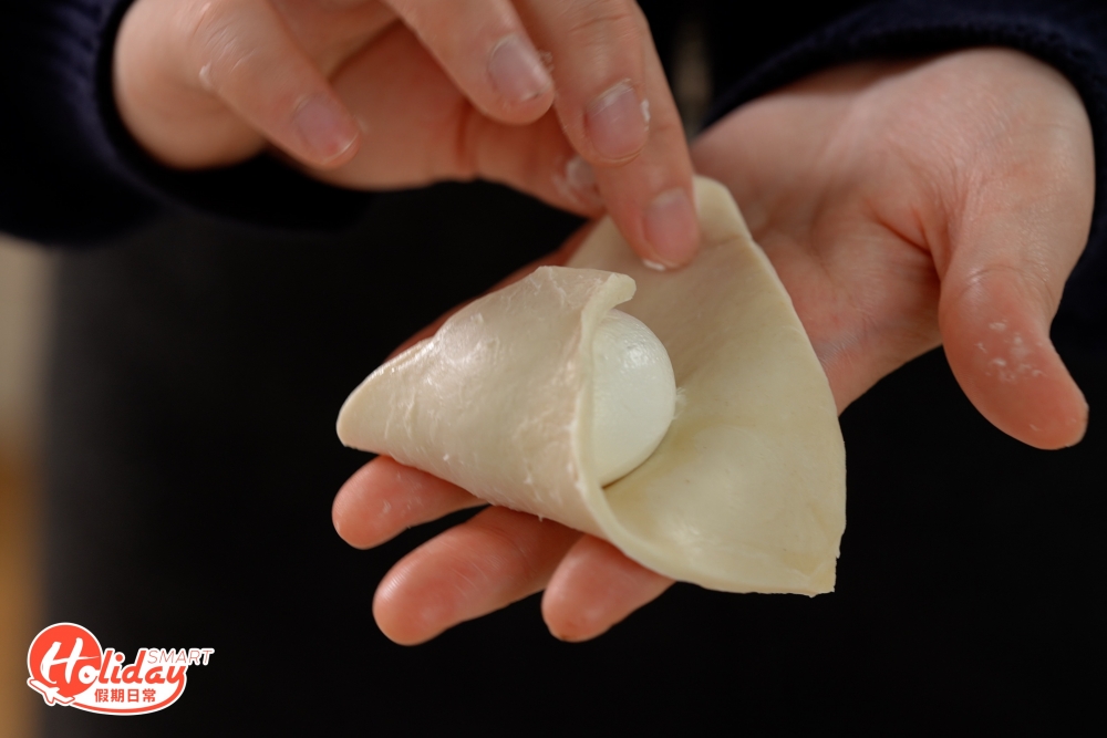 把印度薄餅後切成4等份及包裹湯丸。