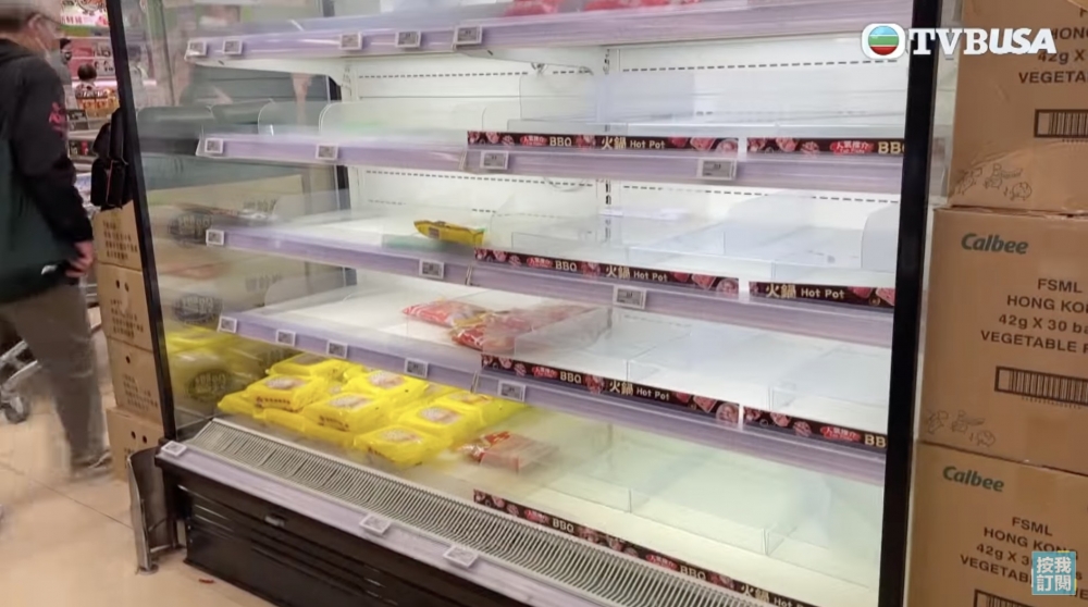 有市民擔心屆時將未能出門,加上好多連鎖店、食肆等都停業,超市食材、消毒用品都被搶購一空。