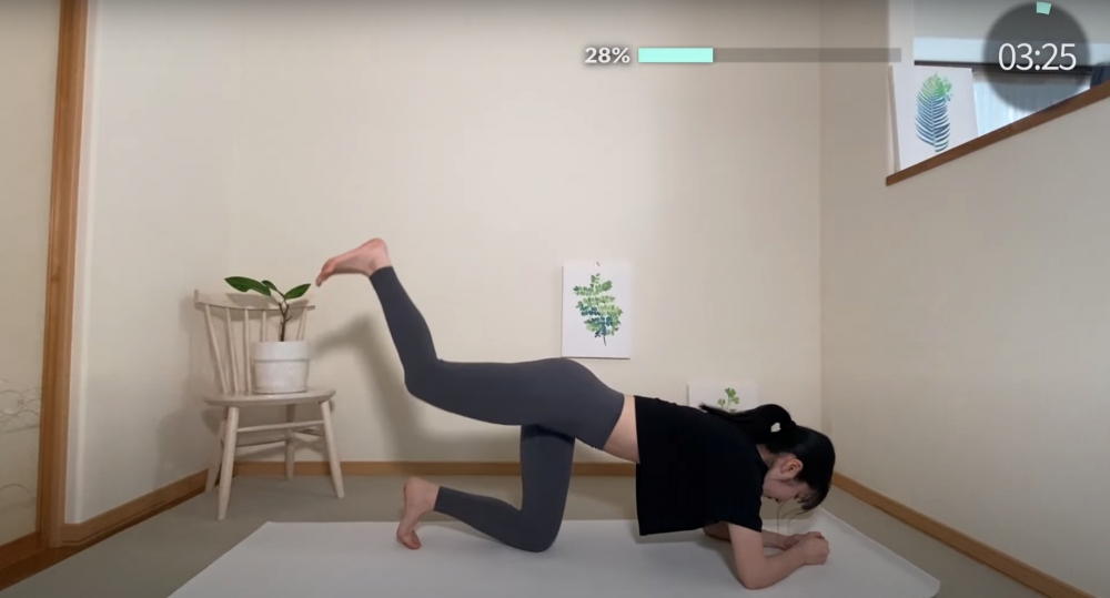 要讓臀部肌肉有緊致的感覺，完成後換左腿提高。 