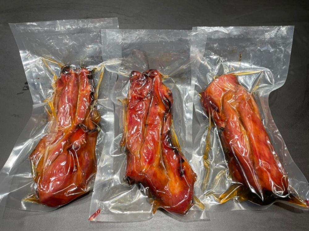 雜貨店最吸引是提供真空食材冷凍包,分為熟食和生料。熟食方面,有秘製明火叉燒冷凍包、豉油無骨雞和台式滷肉燥等。