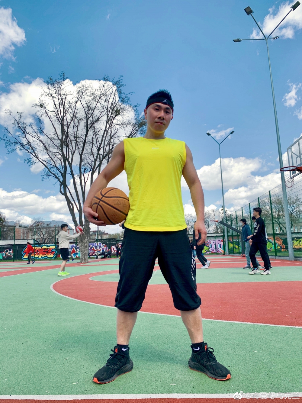 廣大群眾好關心梅愛偲一家嘅安全，但佢日前拍攝嘅短片卻被揭加入咗2020年俄羅斯閱兵飛行彩排嘅片段