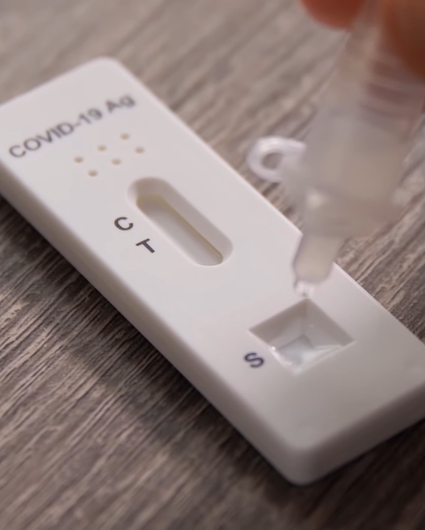 政府向全港住戶派發「防疫服務包」，内有快速測試套裝等物資。