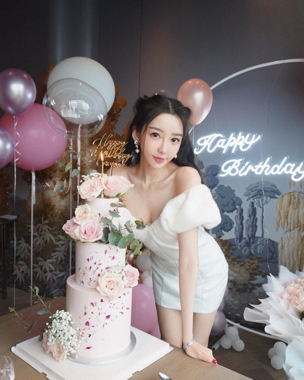 Cammi超開心慶祝27歲生日，周圍都佈滿氣球～