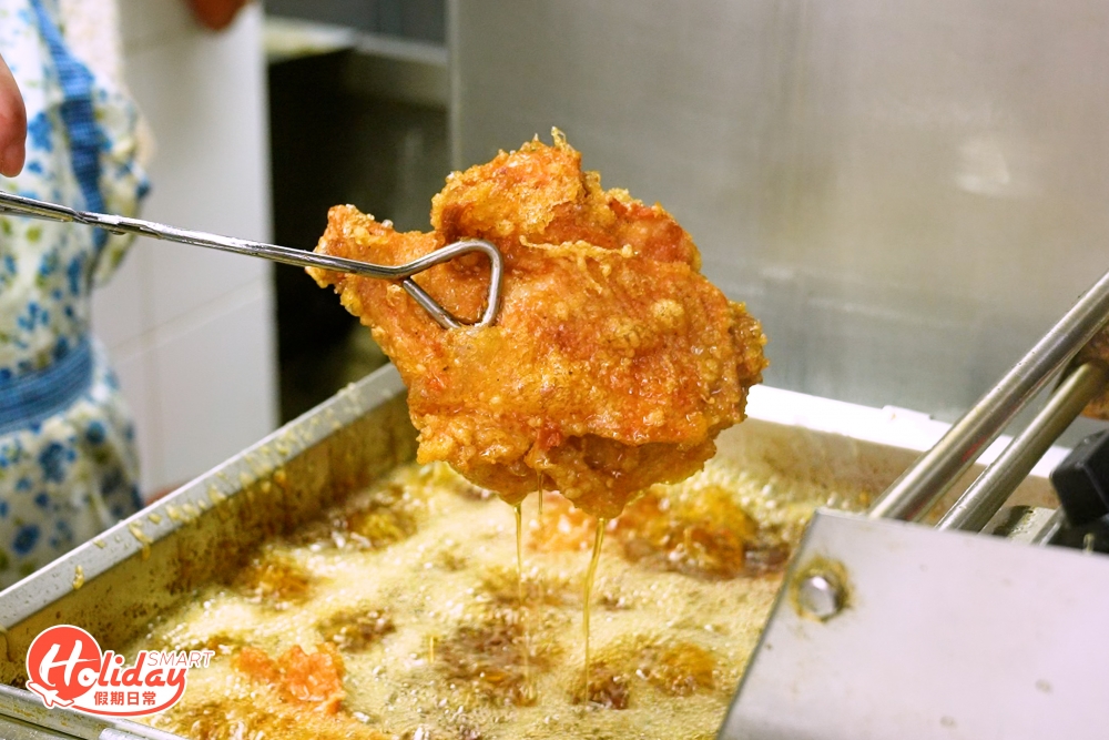 店內生炸雞髀更受到Facebook「香港炸髀關注組」推介，雞髀不算即叫即炸，炸後會放在保溫櫃內保溫，即使是已放置一段時間，但毫不影響原本的溫度和味道，雞髀仍然是燙手燙口，外皮保持脆口，難怪可以日賣超過200隻。