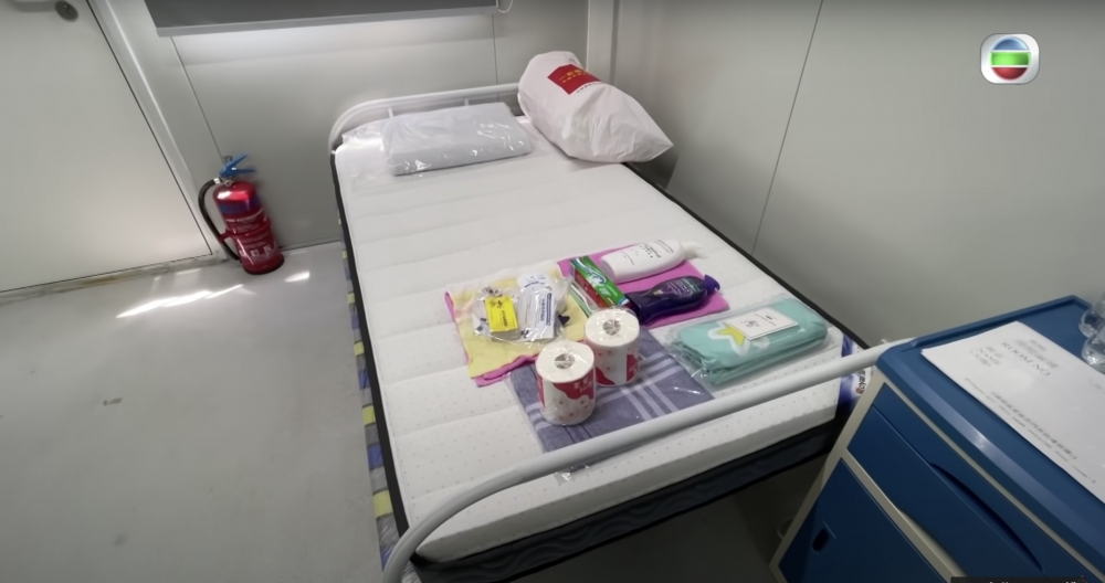 隔離營雖有提供枕頭、被、床褥，但其衛生程度同樣地受到質疑