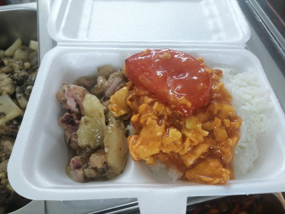 雖然加價,但兩餸飯仍然不超過$20,相信不少人都質疑能否賺錢,其實店舖之所以維持到營業,皆因為了控制成本,在荃灣自設中央廚房,每日製作12款餸菜,煮好後由車隊分3個時段運送到舖頭,保證餸菜熱辣辣,每星期亦會更新餐牌餸菜款式,加上價錢親民,難怪經常吸引人潮。
