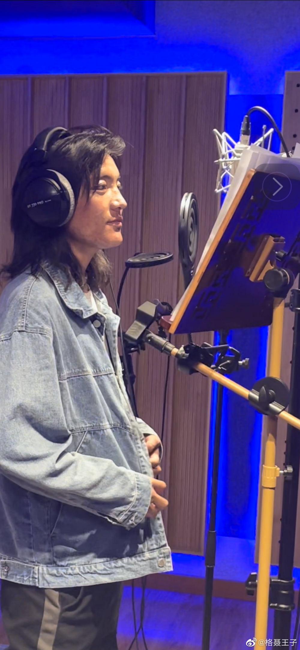 丁真舅舅被指似鄭伊健。