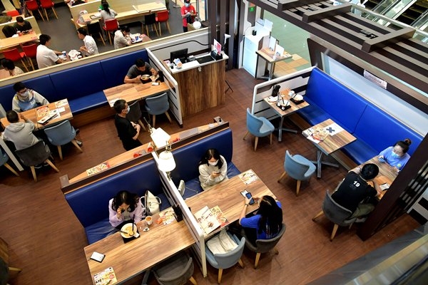 政府於4月21日起分三階段放寬社交距離措施，首階段恢復晚市堂食。