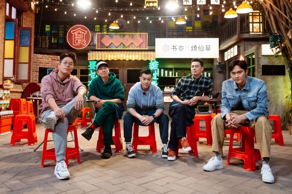 陳小春、謝天華、林曉峰、張智霖與梁漢文聯手出演內地綜藝《大灣仔的夜》。