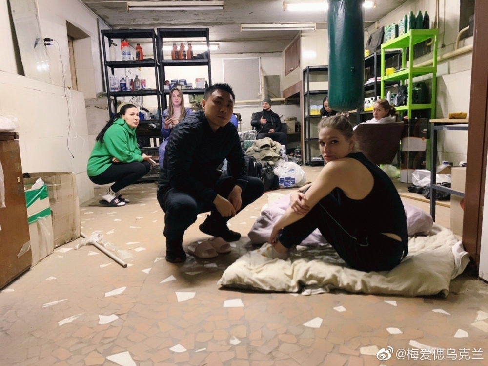 梅愛偲拍攝多條短片分享佢嘅近況，佢指自己一家都喺豪宅地下室躲避