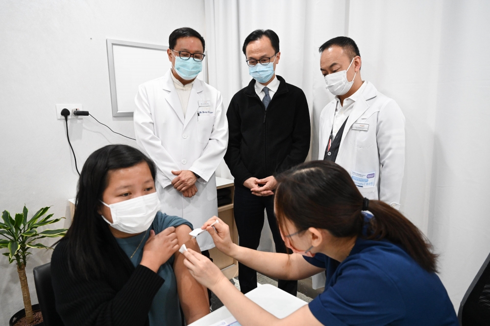 除了社區疫苗接種中心外,市民市民亦可選擇參與疫苗接種計劃的私家醫生及診所或參與復必泰疫苗接種先導計劃的私營醫護機構,預約接種疫苗。