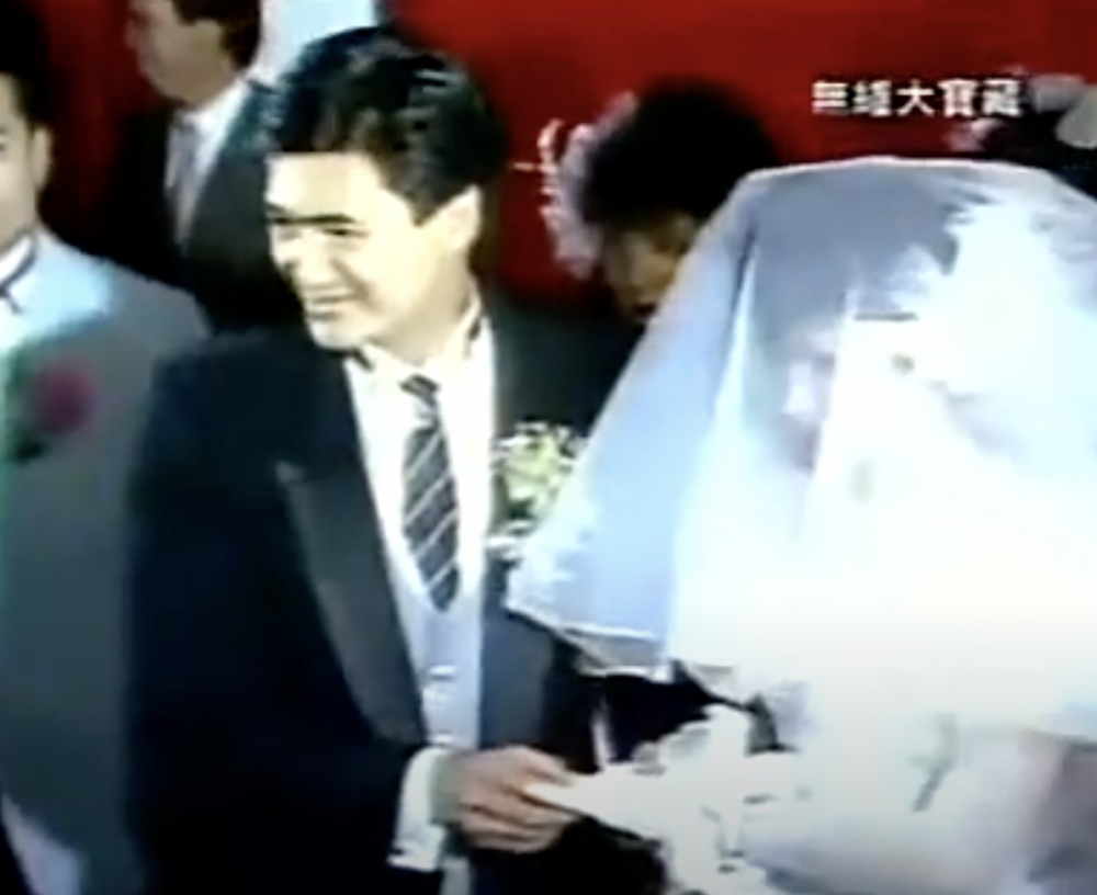 二人結婚當日，有唔少傳媒都到場直播，轟動一時！