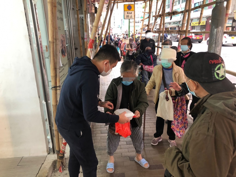 除了主打「全港最平」兩餸飯,店舖亦會每日派飯予有需要人士,即使成本上漲都堅持派飯行動,每日下午3時會準時免費派飯,主要對象為低收入家庭及獨居長者,絕對稱得上是愛心飯堂,值得支持!