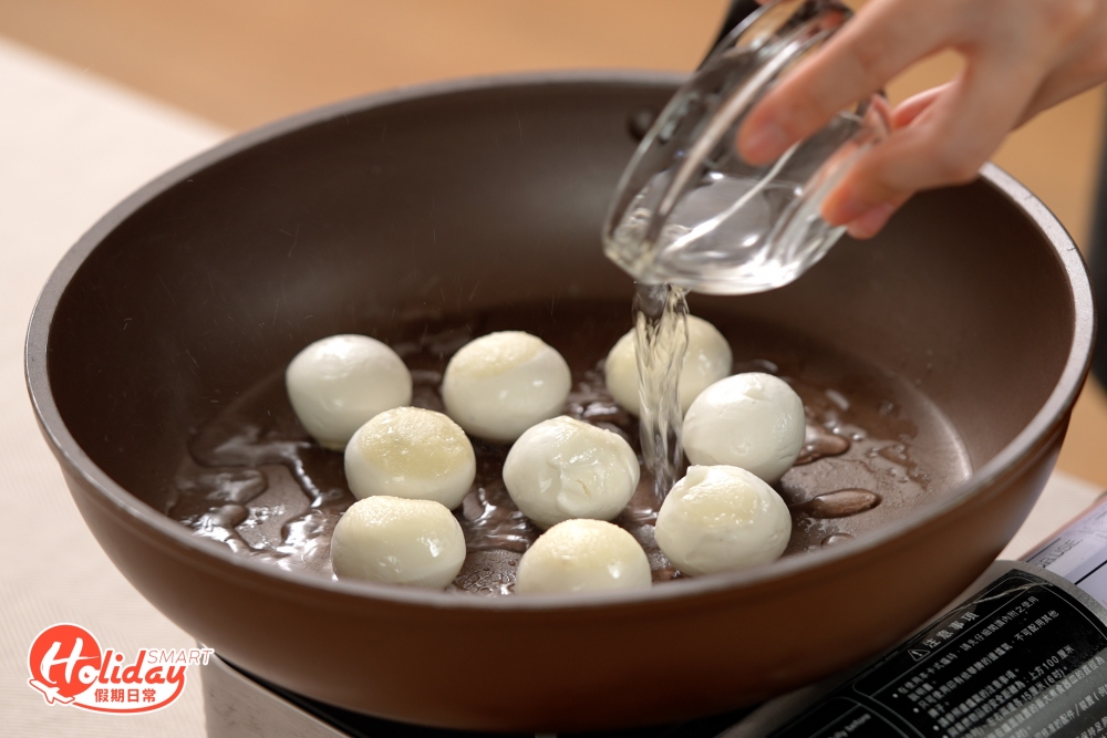 放少量水蓋上蓋子煮約10分鐘。