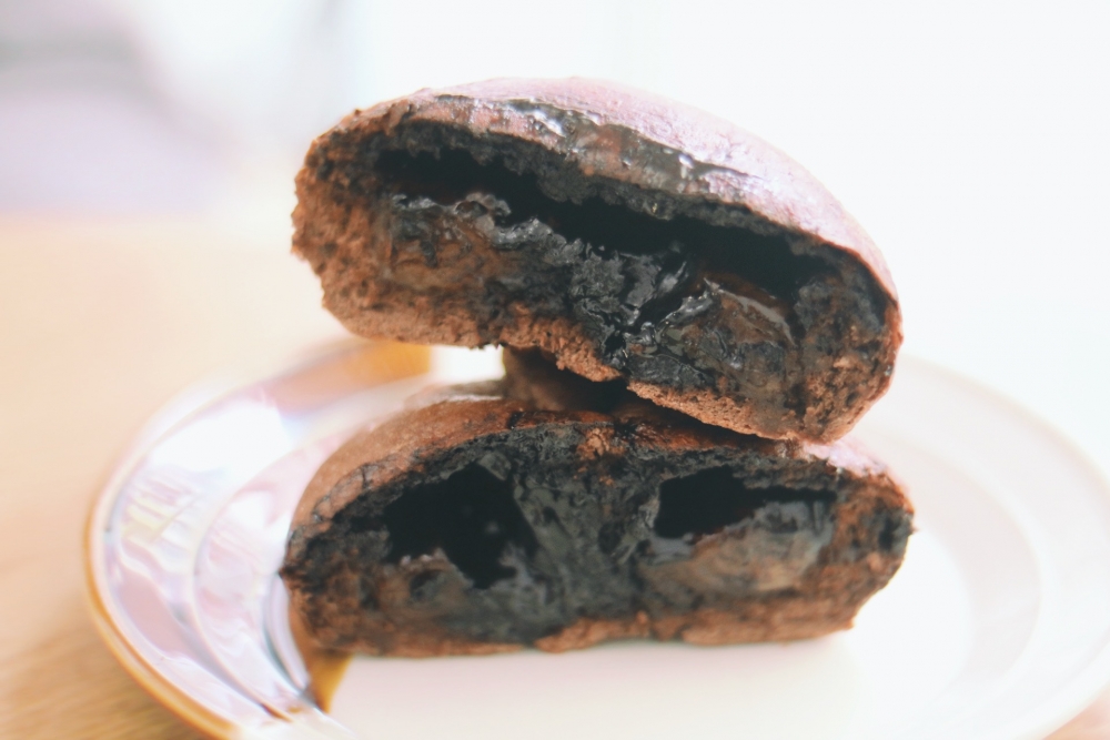 小店的招牌Bagel有雙重朱古力及伯爵茶麻糬口味。只要再翻熱數秒,雙重朱古力Bagel便有流心朱古力醬,和在Cafe堂吃沒分別。
