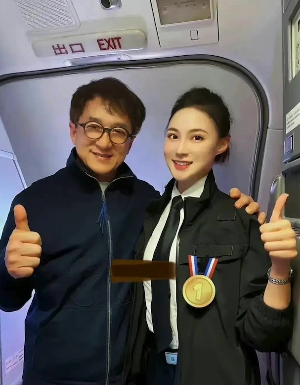 內地空姐「水果滴滴」出post大讚成龍親民,仲話對方問佢攞電話號碼同地址!