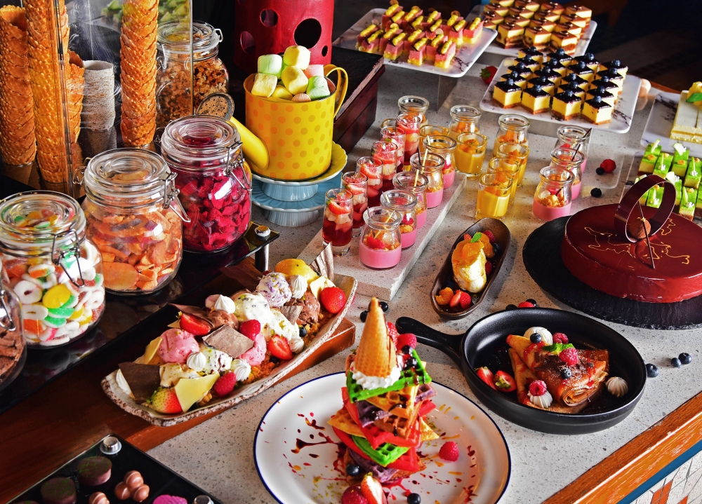 其他美食專區亦會供應照燒澳洲肉眼、意式烤豬腩肉、多款日本刺身、串燒及天婦羅、印度烤雞、燒味拼盤及中西日式熱葷任揀，還有8款Mövenpick雪糕及多款精緻甜品，甜品迷不能錯過！