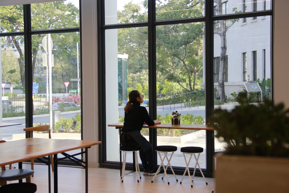 「添飲咖啡館」的前身為粉嶺前裁判法院，樓高兩層，依然保留維多利亞建築風格。有別於其他Cafe，添飲咖啡館的裝修平實，店內的木裝傢俬都是購自古洞志記鎅木廠。