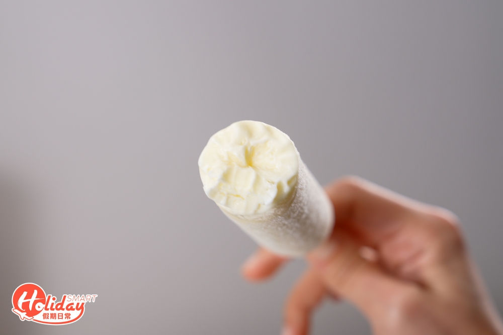 打開包裝後，外觀極似變大版大白兔糖，食落濃郁牛奶味。