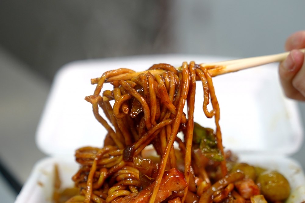 初時每次客人買麵，阿姨都會免費放幾塊炸壽司。