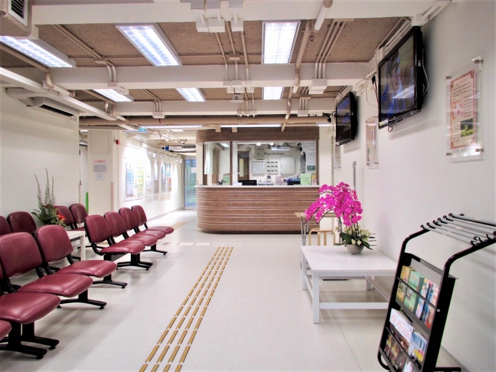 確診者經電話登記預約診症服務後，診所會在指定時間透過視像通話聯絡求診者，患者必須出示確診證明，包括西醫證明、檢測報告或快速檢測結果等，診症後患者可選擇送藥到戶，或派親人到診所代領免費中藥，費用全免。