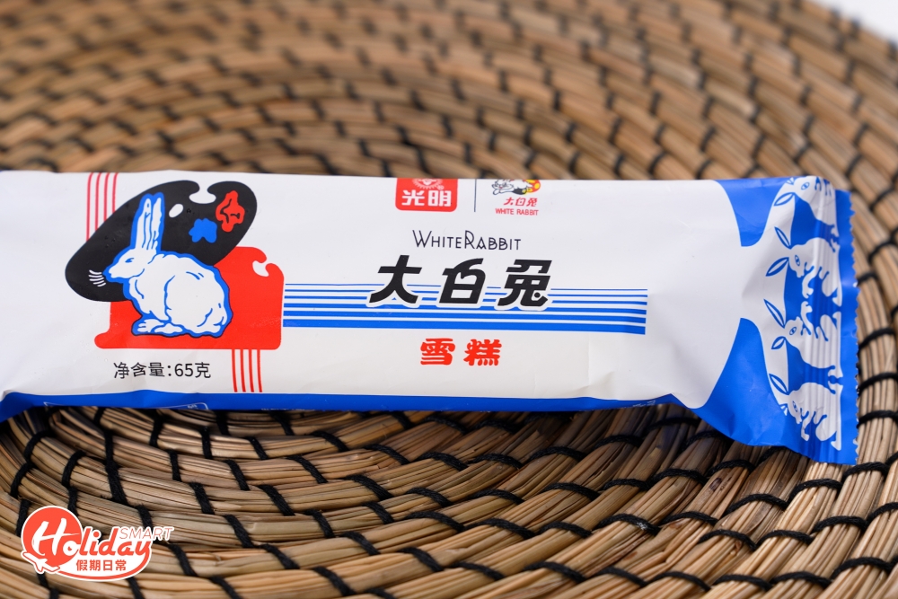 白兔糖雪條還原牛奶糖的經典包裝，傳統的紅白藍配色。
