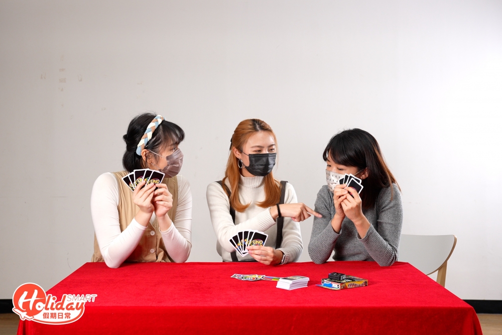 新牌的遊戲玩法與一般UNO玩法無異，首先由一名玩家擔任派牌者，負責洗牌及派牌，每名玩家獲發7張手牌，然後派牌者從牌庫抽出一張牌當作起始牌，一般而言由派牌者左邊玩家開始出牌，但開局的次序關鍵是取決於第一張牌是甚麼。