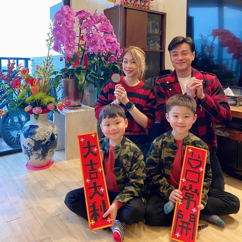家庭拜年照可略略看到其家居環境相當闊落。