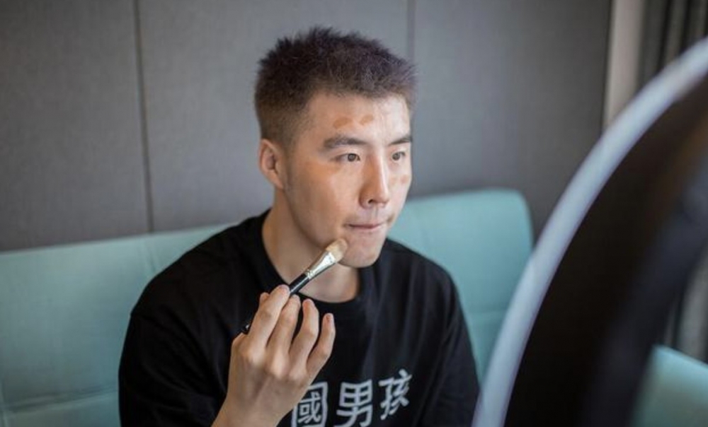 王小強曾經講自己嘅化妝過程拍攝俾觀眾睇！