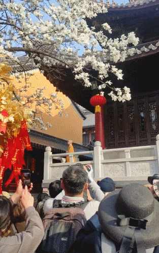 可見現場非常多人~