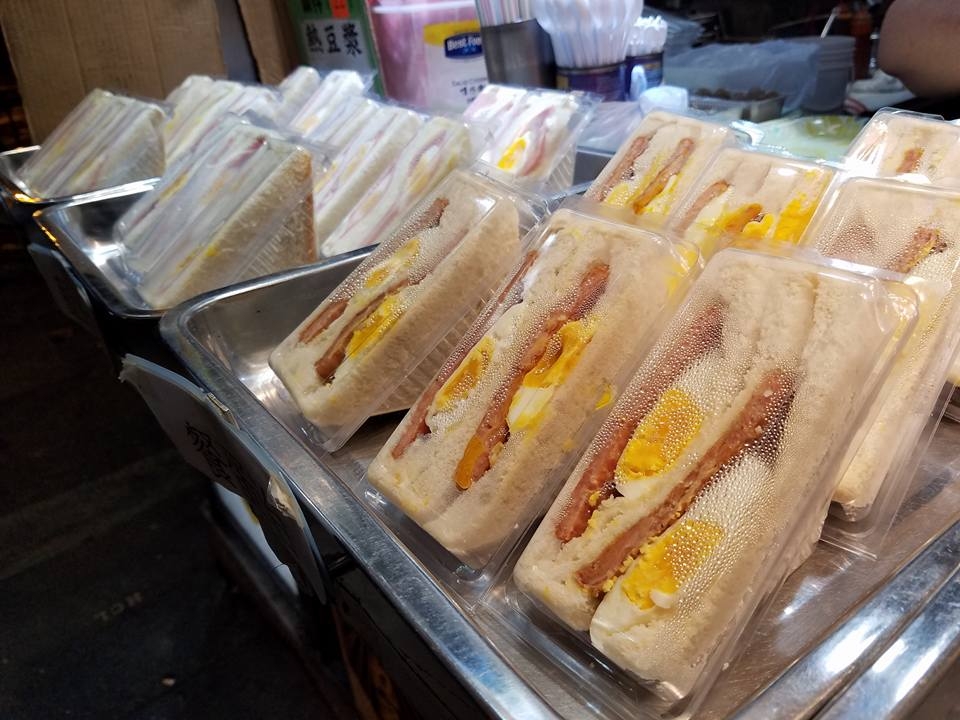 蛋黃亦特意煎成流心狀，令賣相更好看，口感更豐富。