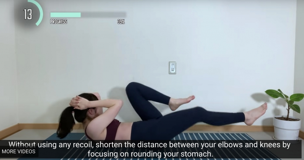 平躺上半身，往腹肌方向捲起腳，讓右手手肘與左腳相碰。完成後換另一個方向做同樣動作。