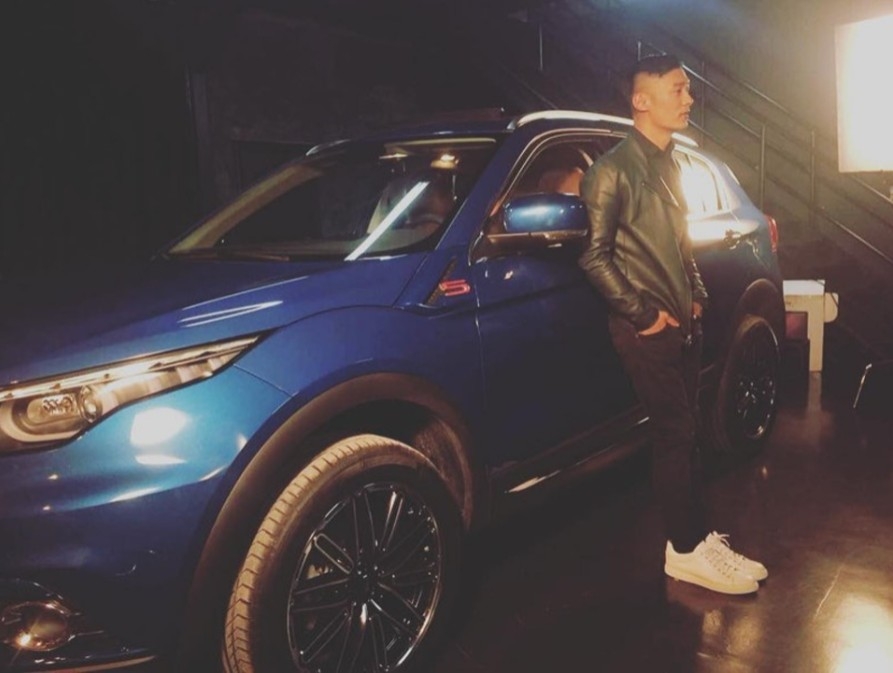 不時曬粗與名車合照~