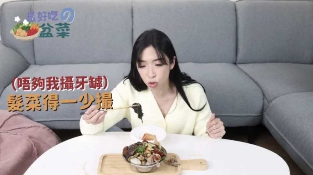 雪姨於新年時曾拍片介紹一人盆菜，但以茶餐廳同高級酒店嘅盆菜作比較，被指有失公允。