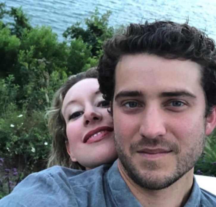 如此同時，佢同「Evans Hotels」繼承人閃婚，令唔少網民都懷疑佢嘅動機！