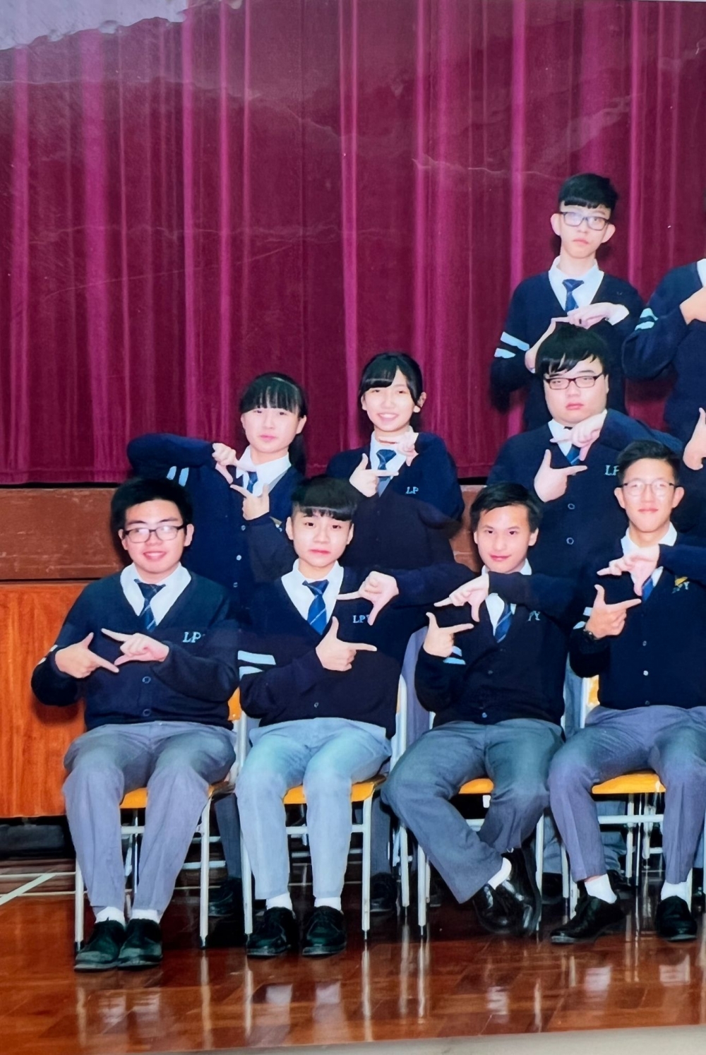 思杰自小學便被診斷有讀寫障礙,看到的文字會自己走動,他笑言「現在我連L同R都分不清楚」。