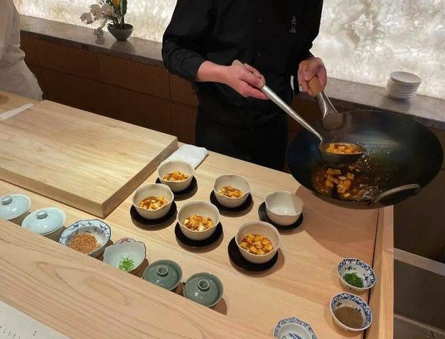 上海餐廳「頭灶」就推「中餐Omakase」;圖為廚師分配麻婆豆腐嘅照片!