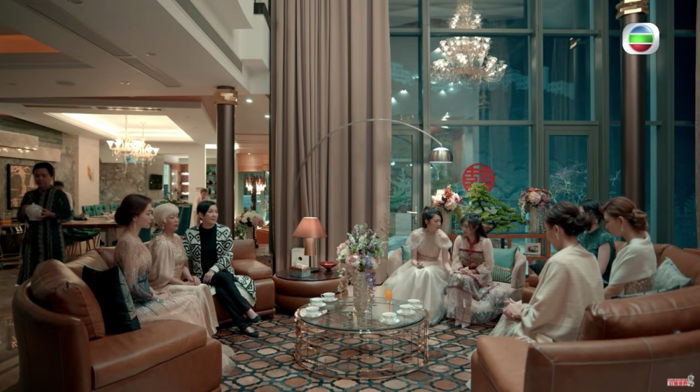 除咗豪宅外型時尚有設計感外，內部裝修亦十分有氣派，客廳有超高樓底，落地大玻璃採光好