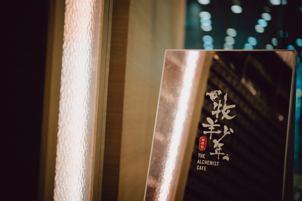 疫情令不少餐廳面臨結業危機,不少餐廳選擇停業止蝕,亦有食肆推平價外賣優惠,望疫境中求存。
