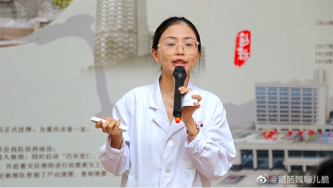 有網友晒出周醫生嘅素顏照,大讚佢唔化妝更有鄰家女孩嘅感覺。